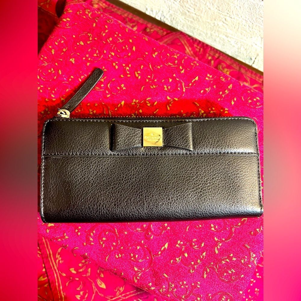 Kate Spade Nisha Renny Street black zip wallet w bow front. Condition: like new